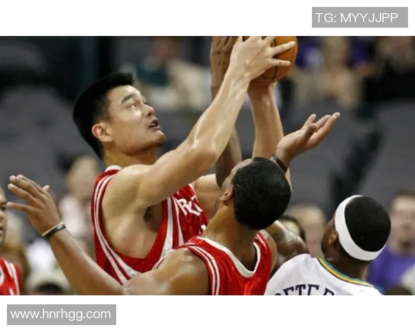 姚明花式扣篮精彩瞬间回顾展现巨人风采与篮球魅力 姚明花式扣篮精彩瞬间回顾展现巨人风采与篮球魅力